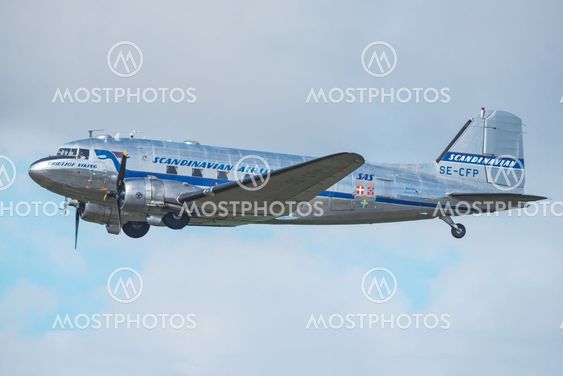 DC 3 Daisy in metallic at the airshow at Orebro airport