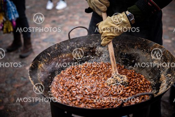 tillverkning av brända mandlar på julmarknad