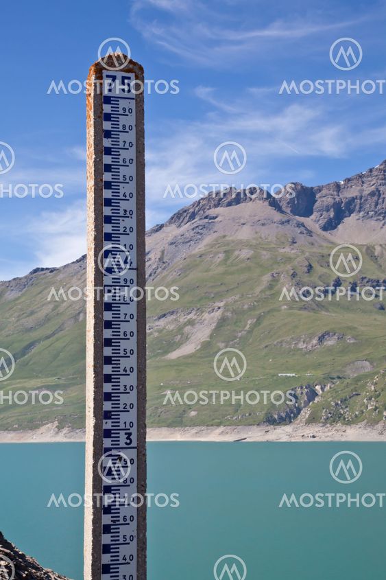 Dam water level measurement