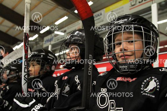 Young hockey guys in spelarbåset
