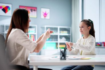 Little girl learns sign language from hearing disability...