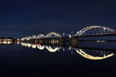 Bergnäsbron speglar sig i Luleälven