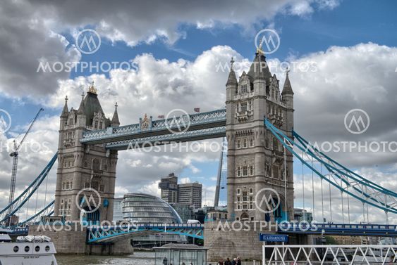 Berömda Tower Bridge i soliga höst morgonen, London, England