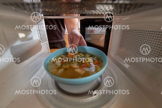 Heating food in a microwave oven