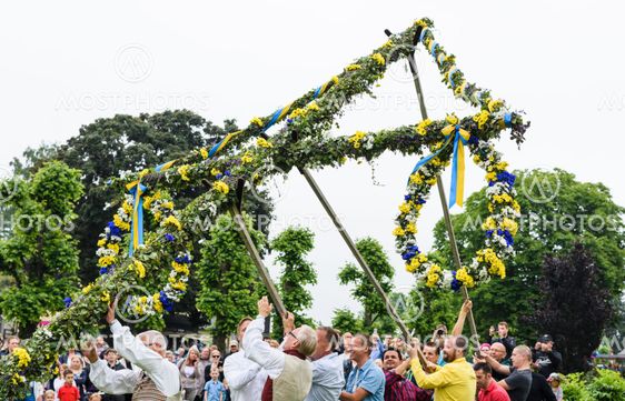 Slagsta Gille och frivilliga reser midsommarstången
