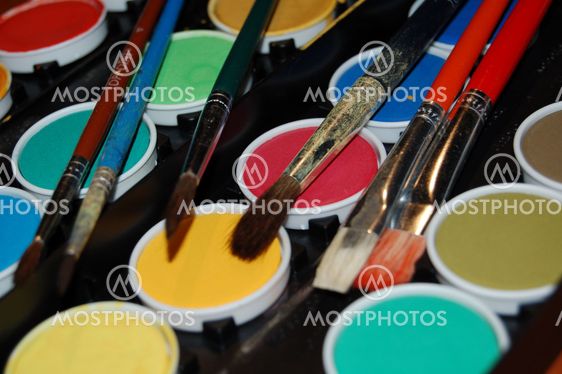 the painting set with brushes