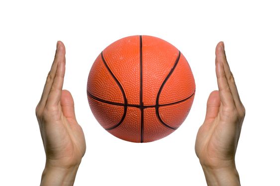 Basket mellan två händer