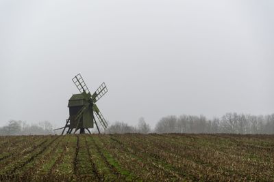 Stubbåker med en traditionell väderkvarn på Öland en...