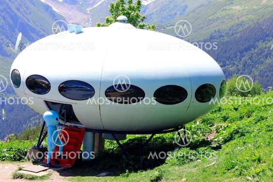 Ulkomaalainen syöttäminen UFO että purkaminen, vuoret välillä