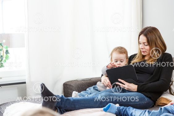 Mamma och barn i soffan