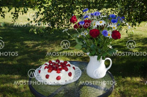 Summer cake and flowers
