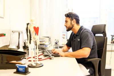 Läkare skriver journal