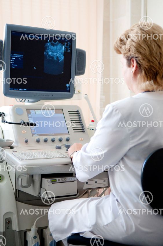 læge i ultrasound undersøgelsen