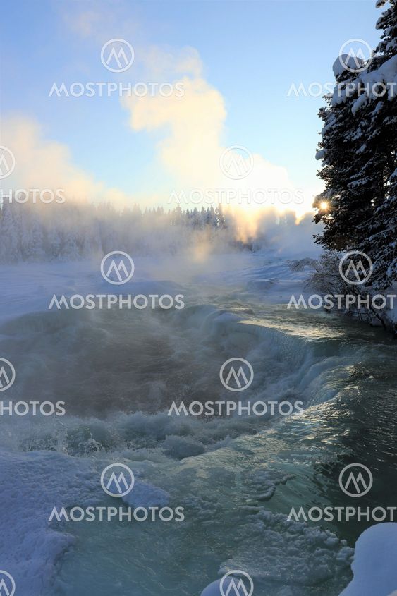 Storforsen i sagolikt vinterlanskap