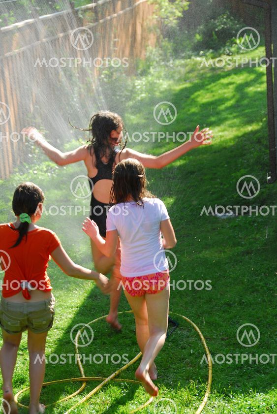 Tytöt suorittaa sprinkleri
