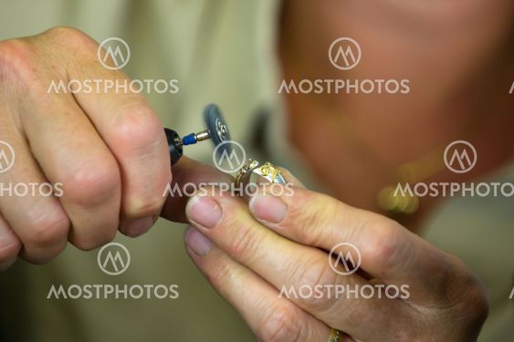 The goldsmith at work