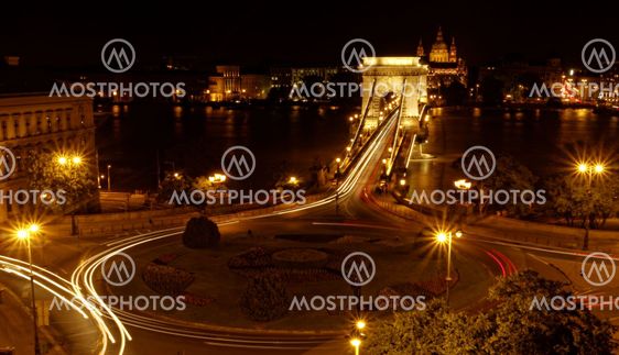 Night image of the hungarian chain Bridge