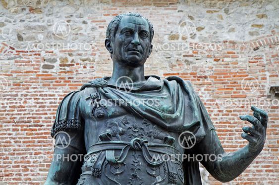 Statue of the city founder Julius Caesar