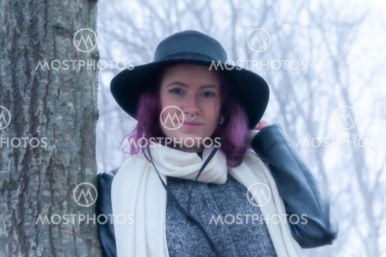 Ung kvinna med personlig stil - Silvertid
