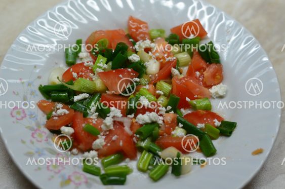Salad with tomatoes, cheese and onions