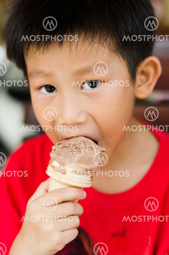 Asiatisk dreng nyde sin chokolade icecream