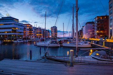 Kvällsljus vid båthamnen i Västra hamnen i Malmö