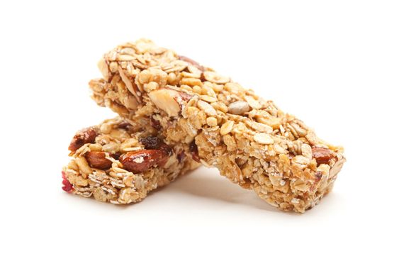 Kaksi Granola palkit, eristetty valkoisella