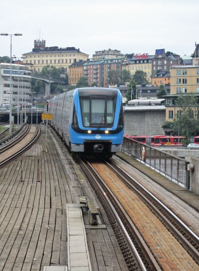Gamla stan tunnelbanetåg ankommer