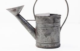 en vattenkanna i zink isolerat mot vitt