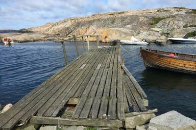 Gammal brygga vid havet i Bohuslän