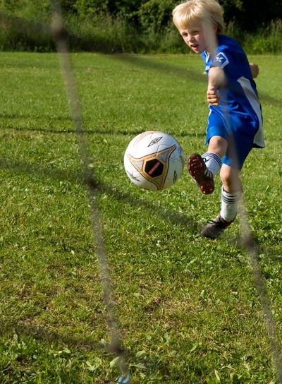 Pojke skjuter straff