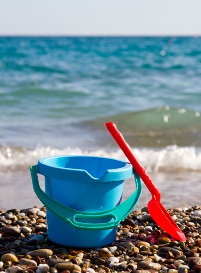 Hink och spade vid havet