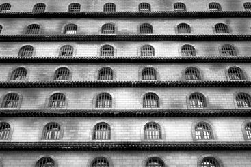 Kinesisk traditionell stenbyggnad med många fönster. 