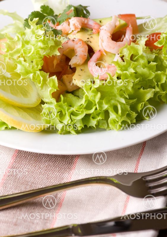salad with shrimps and avocado