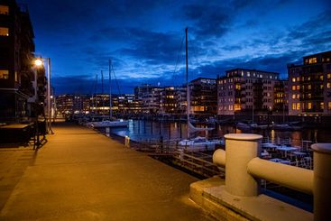 Kvällsljus vid vattnet i Västra hamnen i Malmö