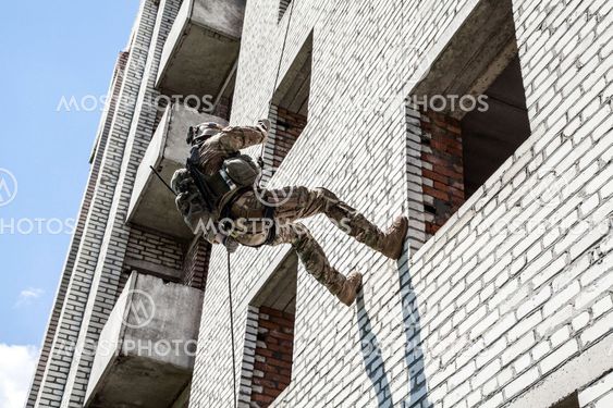 rappeling with weapons