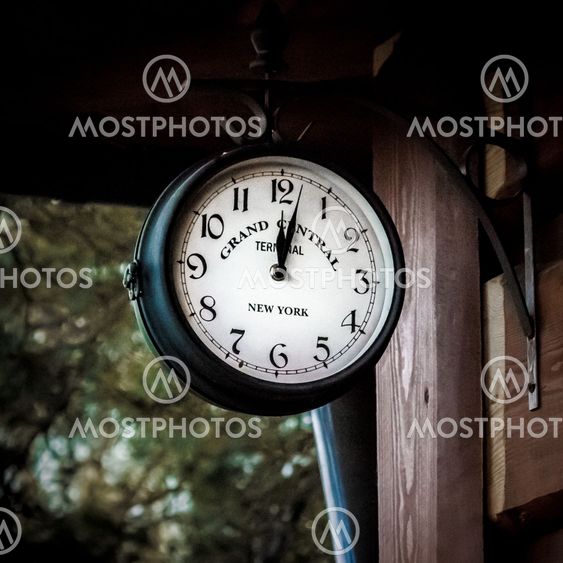 Clock with caption "Grand Central Terminal New York"