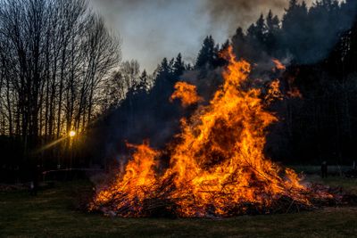Majbrasa i spektakulär solnedgång