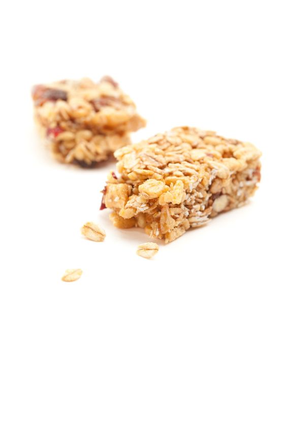 Brutna Granola Bar isolerade på vit