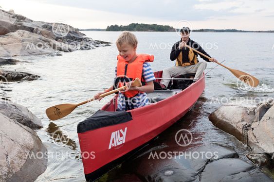pappa och son i kanadensare