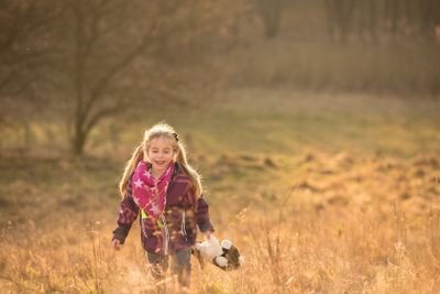 Glad liten flicka på våren