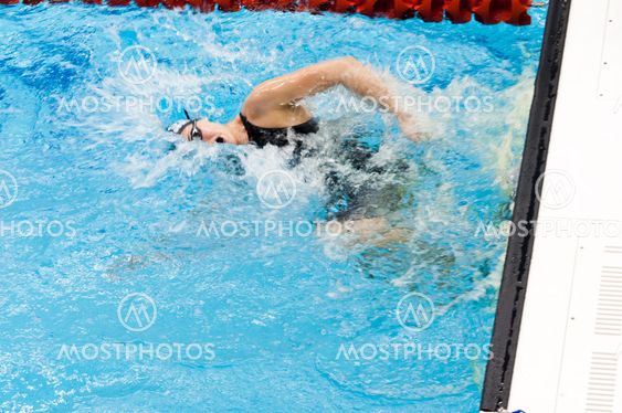 simmare som simmar i en pool