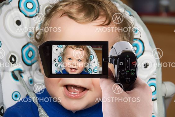 Baby dreng til videokamera