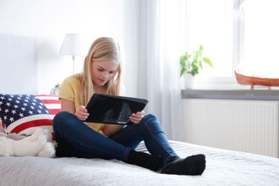 Ung flicka med läsplatta