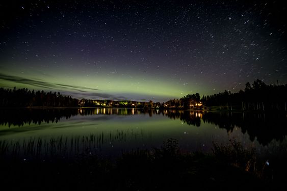 Norrsken och stjärnhimmel