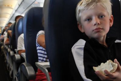 Pojke reser med flyg