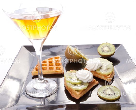 Kiwi Tart Slices with Drink