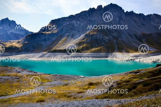 Vacker vy över sjön Lunersee i Österrikes alplandskap