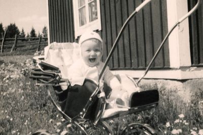 Litet barn i barnvagn på 60-talet