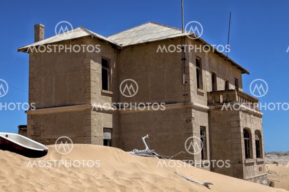 ruins of an abandonned house ine the ghost diamond town kolmanskop